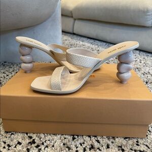 Cult Gaia Meta heel in cream Sz 39
